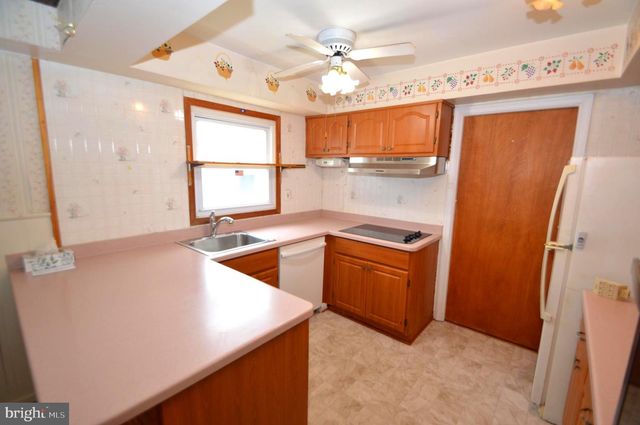 8 HOLTON LN, Willingboro, NJ 08046