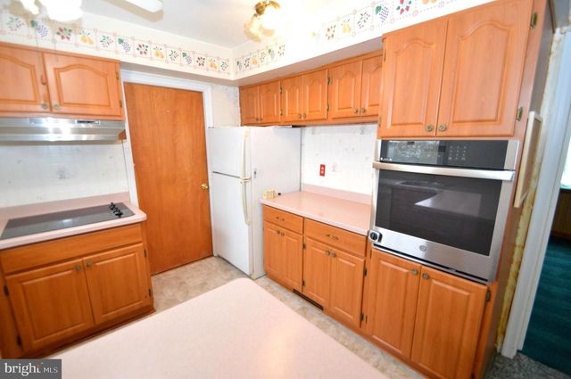 8 HOLTON LN, Willingboro, NJ 08046