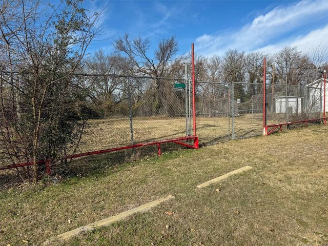 1709 N Main Street, Cleburne, TX 76033