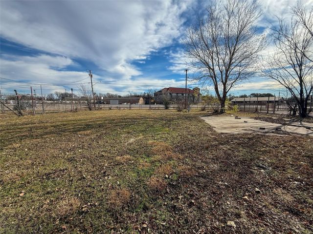 1709 N Main Street, Cleburne, TX 76033