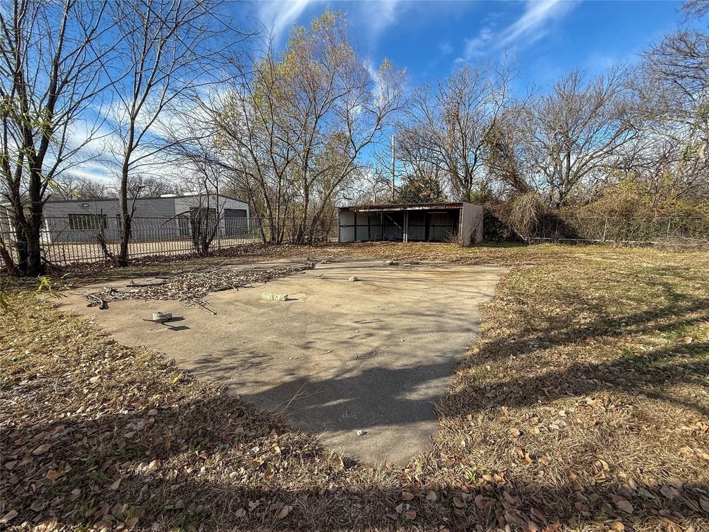 1709 N Main Street, Cleburne, TX 76033