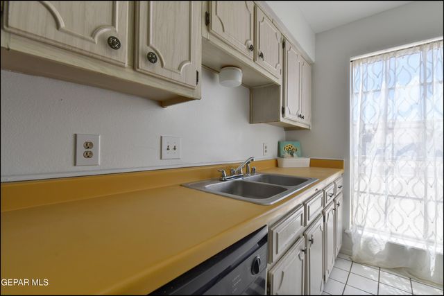 10605 KINROSS Avenue B, El Paso, TX 79935