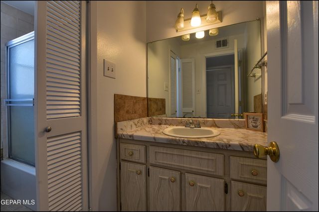 10605 KINROSS Avenue B, El Paso, TX 79935