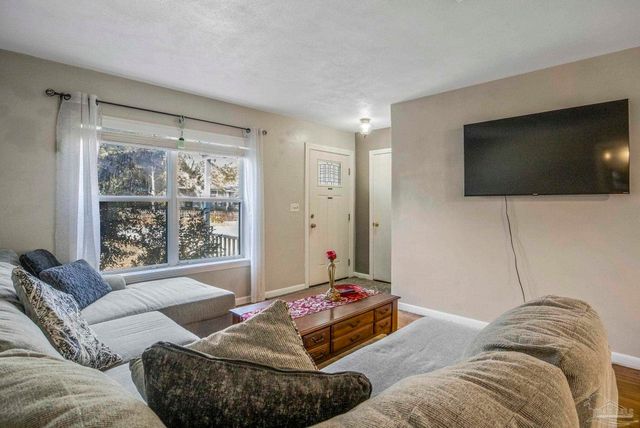 6589 Cedar St, Milton, FL 32570