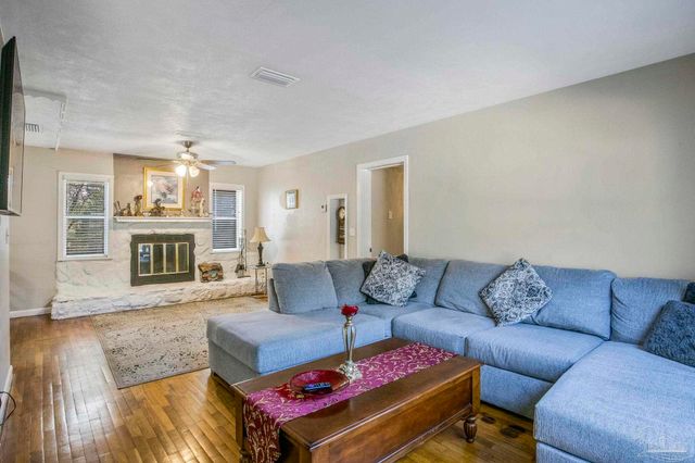 6589 Cedar St, Milton, FL 32570