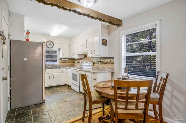 6589 Cedar St, Milton, FL 32570