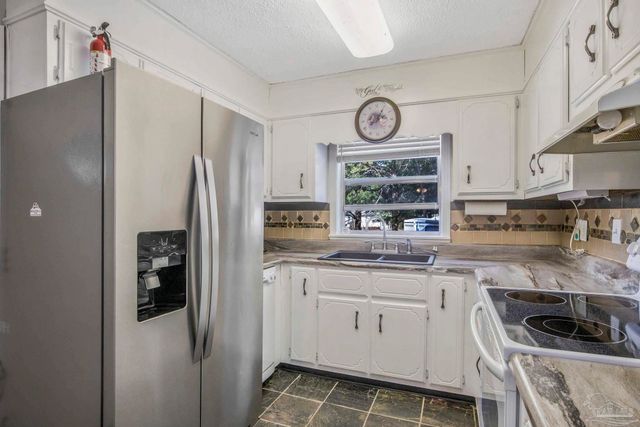 6589 Cedar St, Milton, FL 32570