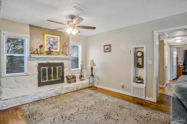 6589 Cedar St, Milton, FL 32570