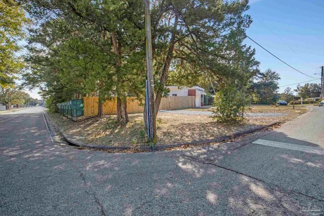 6589 Cedar St, Milton, FL 32570