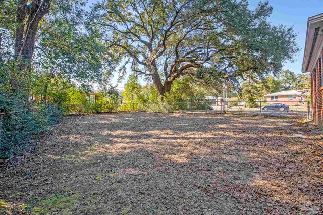 6589 Cedar St, Milton, FL 32570