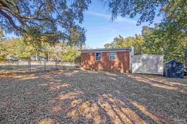 6589 Cedar St, Milton, FL 32570