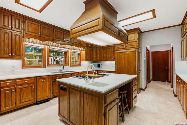 9 Scarborough Square, San Antonio, TX 78218