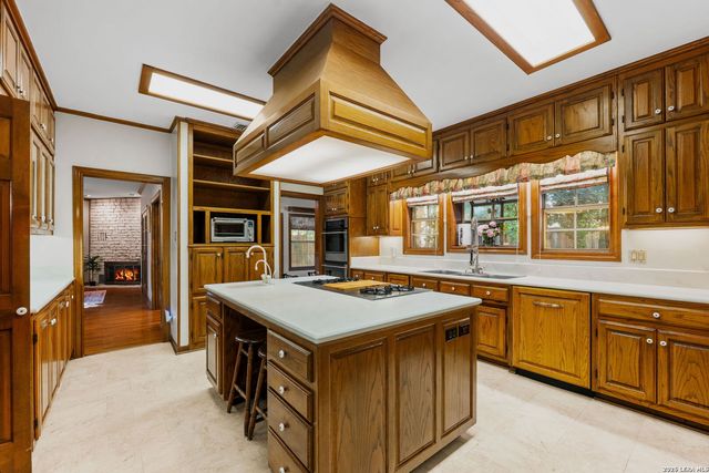 9 Scarborough Square, San Antonio, TX 78218