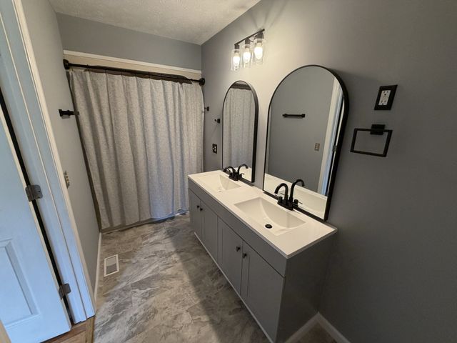 1009 Due West Cir, Lafayette, TN 37083