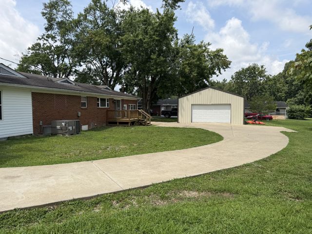 1009 Due West Cir, Lafayette, TN 37083