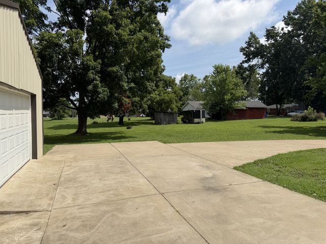 1009 Due West Cir, Lafayette, TN 37083