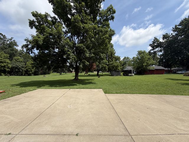 1009 Due West Cir, Lafayette, TN 37083