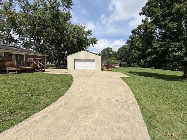 1009 Due West Cir, Lafayette, TN 37083