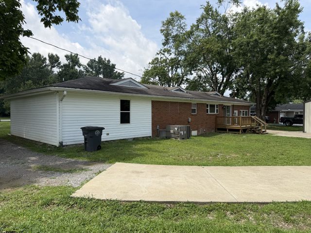 1009 Due West Cir, Lafayette, TN 37083