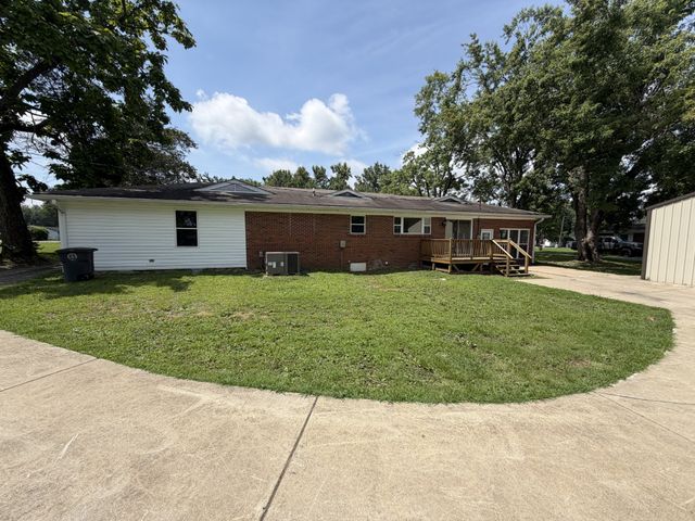 1009 Due West Cir, Lafayette, TN 37083