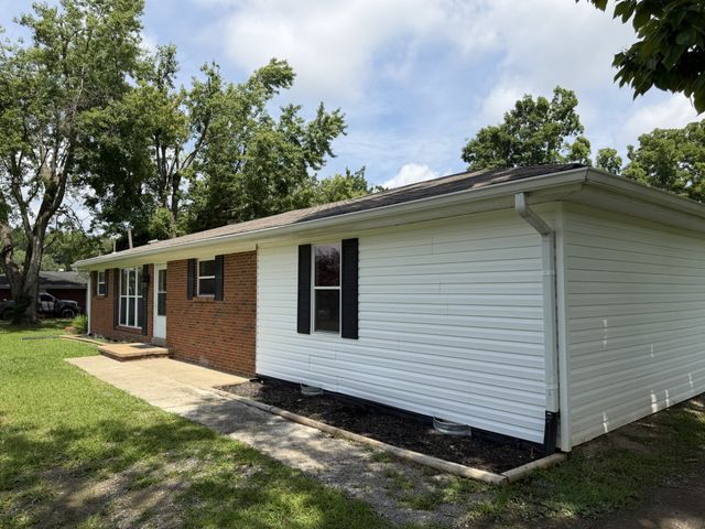 1009 Due West Cir, Lafayette, TN 37083