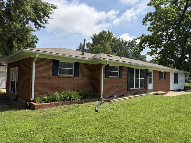 1009 Due West Cir, Lafayette, TN 37083