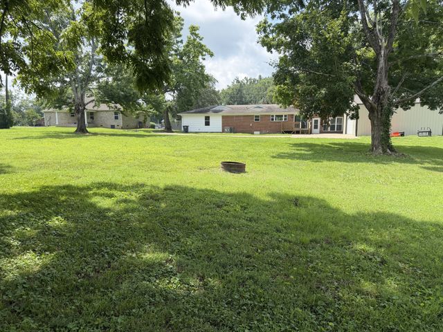 1009 Due West Cir, Lafayette, TN 37083