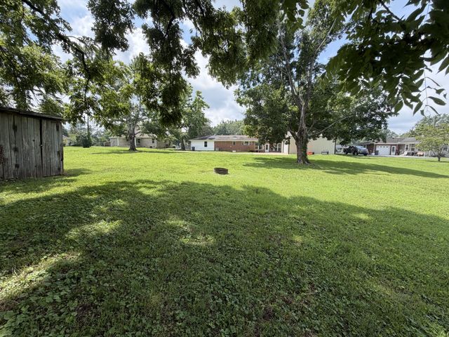 1009 Due West Cir, Lafayette, TN 37083