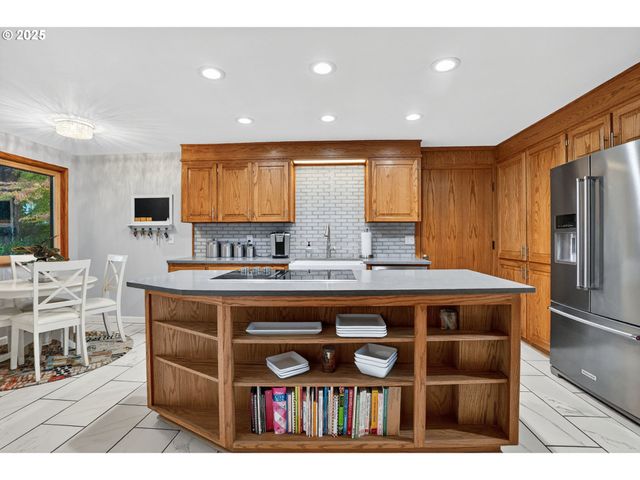 17542 KIRKWOOD Rd, Gladstone, OR 97027