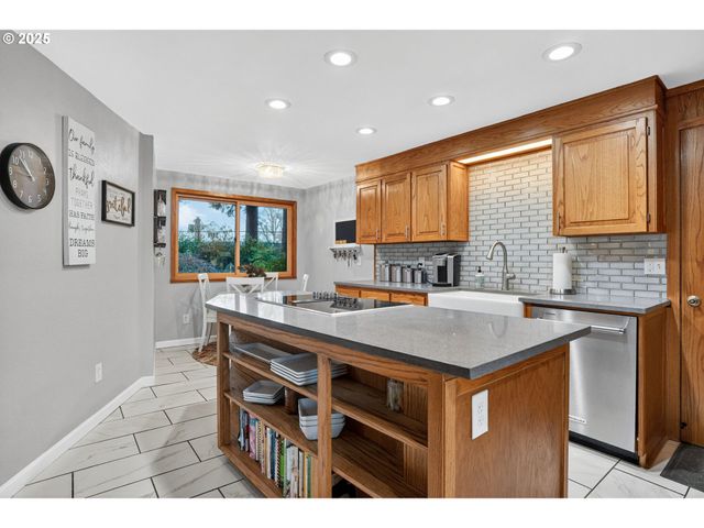 17542 KIRKWOOD Rd, Gladstone, OR 97027