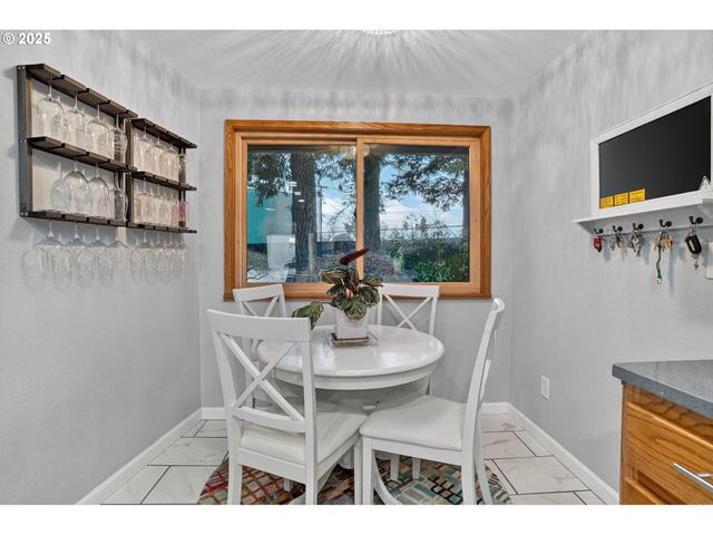 17542 KIRKWOOD Rd, Gladstone, OR 97027