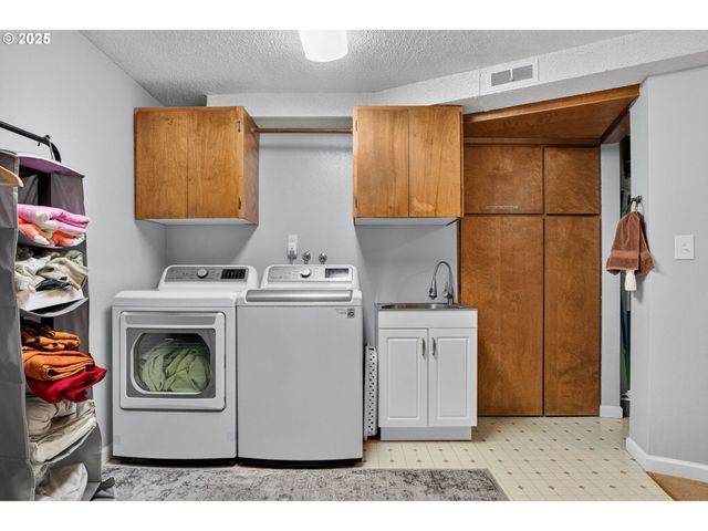 17542 KIRKWOOD Rd, Gladstone, OR 97027