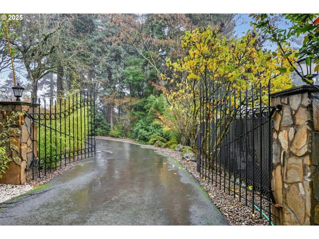 17542 KIRKWOOD Rd, Gladstone, OR 97027