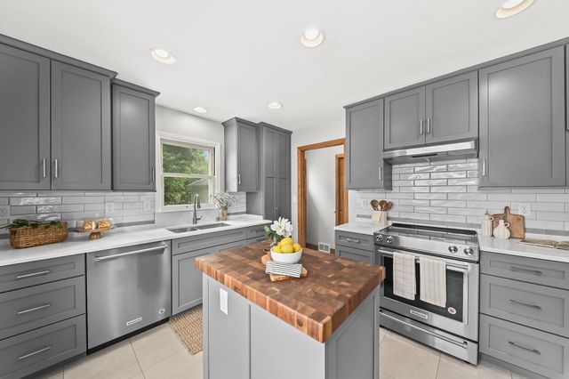 534 N 105th STREET, Wauwatosa, WI 53226
