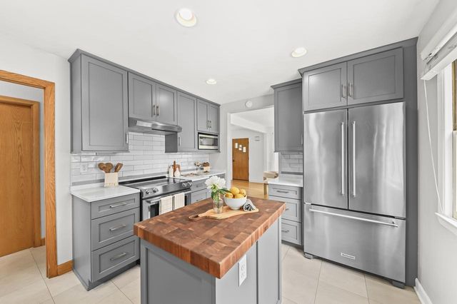 534 N 105th STREET, Wauwatosa, WI 53226
