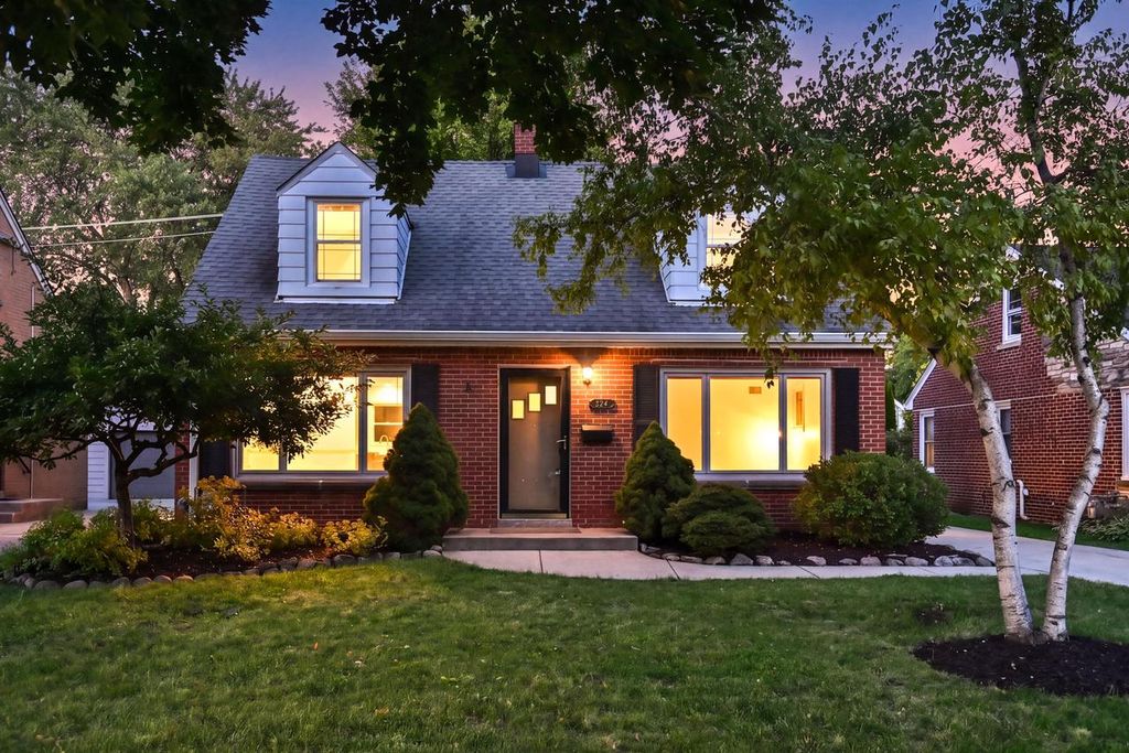 534 N 105th STREET, Wauwatosa, WI 53226