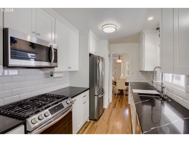 116 S GIBBS St, Portland, OR 97239