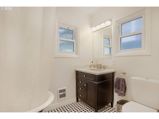 116 S GIBBS St, Portland, OR 97239