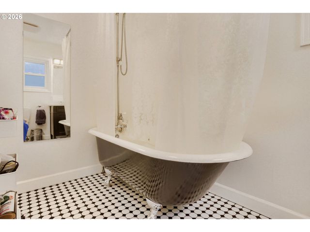 116 S GIBBS St, Portland, OR 97239
