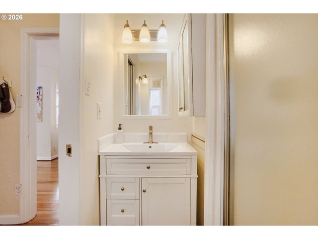 116 S GIBBS St, Portland, OR 97239