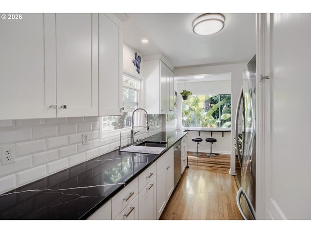 116 S GIBBS St, Portland, OR 97239