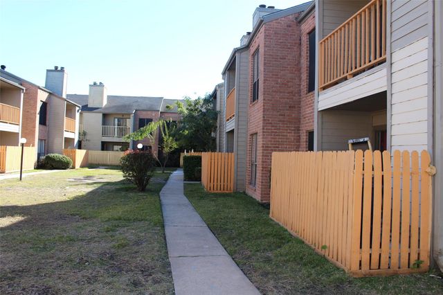 16111 Aspenglen Drive 806, Houston, TX 77084