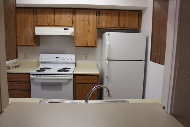 16111 Aspenglen Drive 806, Houston, TX 77084