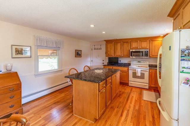6 Cracstone Rd, Plymouth, MA 02360