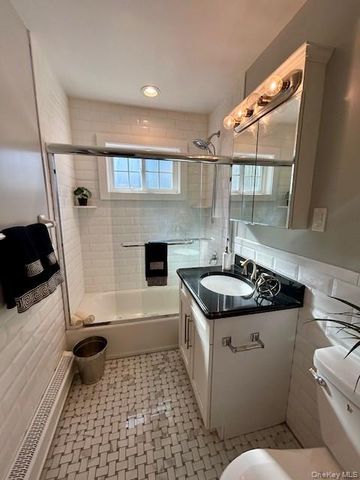 11 South Saxon Avenue 7F, Bay Shore, NY 11706