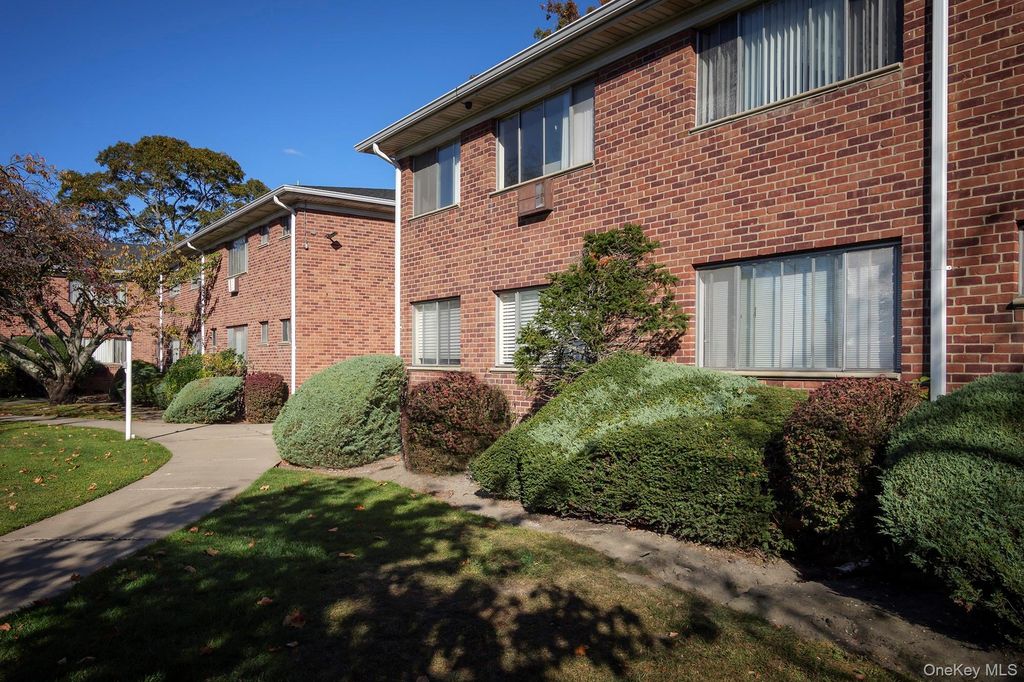 11 South Saxon Avenue 7F, Bay Shore, NY 11706