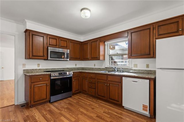 707 Willowmoore Avenue, Thomasville, NC 27360