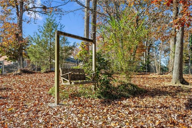 707 Willowmoore Avenue, Thomasville, NC 27360