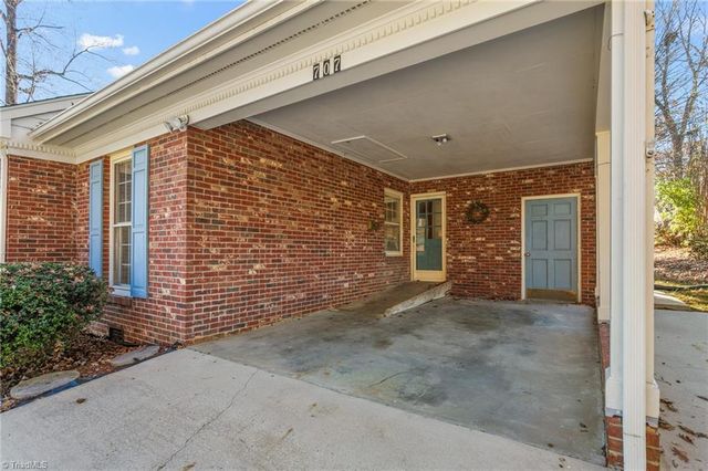 707 Willowmoore Avenue, Thomasville, NC 27360