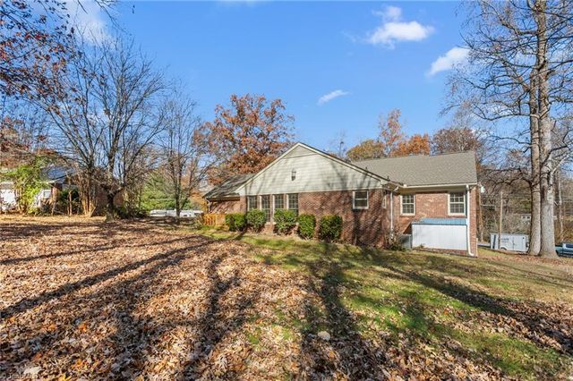 707 Willowmoore Avenue, Thomasville, NC 27360